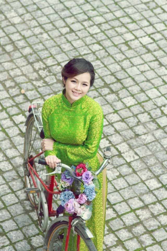 Trần Thanh Hoài, thí sinh tham gia Miss AutoPro 2011 (do trang tin AutoPro chuyên về ô tô tổ chức). (Xem phần 1: Miss Auto đẹp thánh thiện trong tà áo dài Việt Nam)